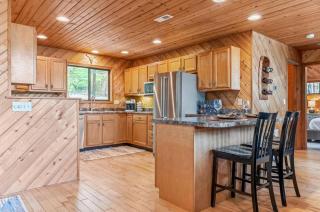 Longhorn Lakeside Chalet - 9