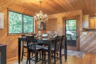 Longhorn Lakeside Chalet - 6