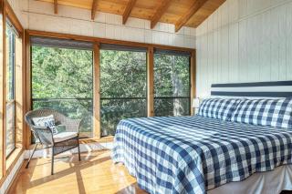 Linden Lakefront Retreat with Kayaks - 5