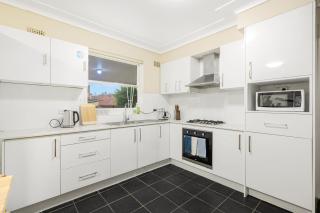 Bexley 5Br near Train & Shpping with pool 10ppl First Floor - Sydney - 1