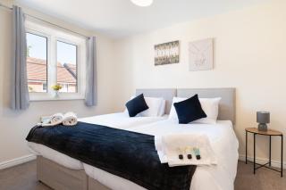 Swindon Modern Large House with Garden Sleeps 7 - 6