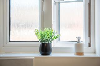 Swindon Modern Large House with Garden Sleeps 7 - 3