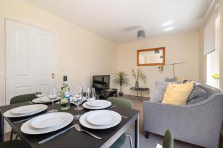 Swindon Modern Large House with Garden Sleeps 7 - 8