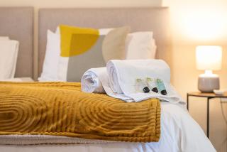 Swindon Modern Large House with Garden Sleeps 7 - 7