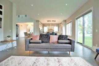 Modernized Five Bedroom Villa - Richmond Hill - 1