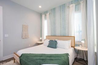 1 Mile to Downtown 4BR 4BA w Rooftop Deck - 1