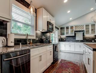 Spacious Modern Ranch 5 Miles to Downtown - 2