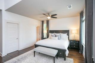 Spacious w Bar & Pool Table & Garage Near Belmont - 1