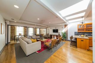 2 Chic Lofts right ON Broadway Strip Sleeps 10 - 8