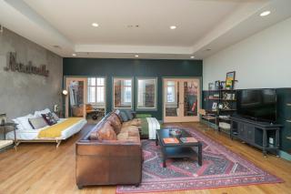 2 Chic Lofts right ON Broadway Strip Sleeps 10 - 1