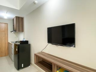 Modern Look and Tidy Studio Gateway Park LRT City Apartment By Travelio - Bekasi - 6