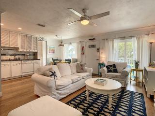 ~ Fish Cottage ~ NSB Sanctuary Pool Courtyard View Coronado Arms B11 - New Smyrna Beach - 8