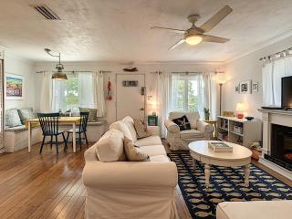 ~ Fish Cottage ~ NSB Sanctuary Pool Courtyard View Coronado Arms B11 - New Smyrna Beach - 3
