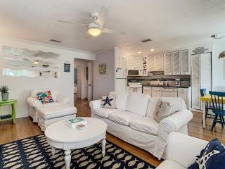 ~ Fish Cottage ~ NSB Sanctuary Pool Courtyard View Coronado Arms B11 - New Smyrna Beach - 5