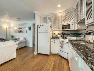 ~ Fish Cottage ~ NSB Sanctuary Pool Courtyard View Coronado Arms B11 - New Smyrna Beach - 2