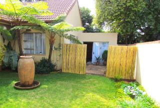 Suburban oasis in quiet neighborhood - Johannesburg - 0
