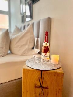 Modernes Appartement "ALTE MÄDCHENSCHULE", inkl Stellplatz, E-Bike Ladestation, Boxspringbett, Business, 2 Personen, gratis Kaffee und Tee, WLAN - 1