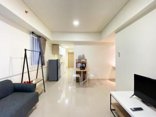 Cozy Living and Strategic 2BR at Meikarta Apartment By Travelio - Bekasi - 4