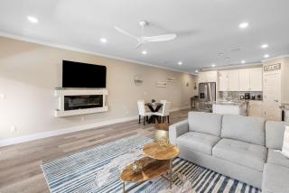 Stylish Townhouse with BBQ, Pool & Near Beach - 8