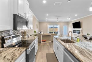 Stylish Townhouse with BBQ, Pool & Near Beach - Corpus Christi - 3