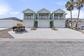 Stylish Townhouse with BBQ, Pool & Near Beach - Corpus Christi - 4