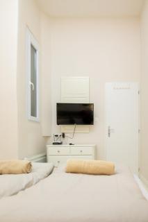 Hidden modern getaway with two bedroom behind Opera House - Budapest - 4