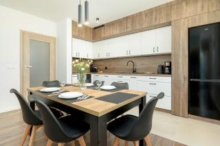 Duży Apartament z Parkingiem i Balkonem w Kołobrzegu by Noclegi Renters - Colberga - 1