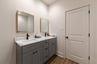 Lagniappe House Cajun Country Gem King Bed - Lafayette - 2