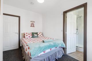 Silver Stag Properties, Large 5 Bedroom property with 5 Bathrooms - 7