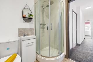 Silver Stag Properties, Large 5 Bedroom property with 5 Bathrooms - 4