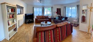 Spacious 2-bedroom ground floor flat with Free Parking - 7