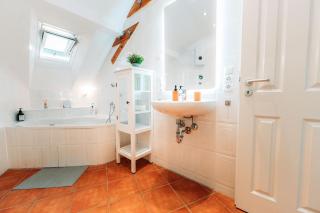 Spacious Penthouse with AC and Free Parking Steps Away From the Central Station - Coblença - 1