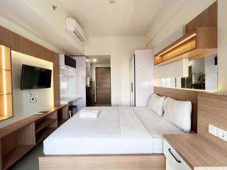 Restful and Simply Look Studio Vida View Makassar Apartment By Travelio - Pampang - 9