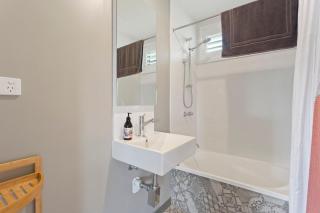 Stylish Zen Bungalow w Firepit + Walk to Beach - Smiths Beach - 4