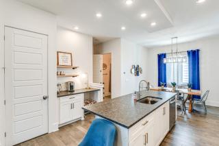 Bright Nashville Townhome ~ 5 Mi to Downtown! - 2