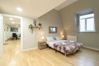Cosy Central 2-BR Apartment-By Wehost - Tiflis - 9