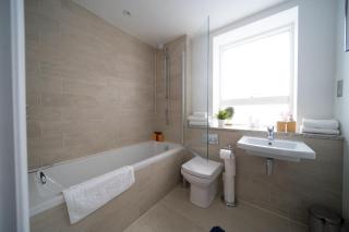 Deluxe Apartment near Cabot Circus w Parking sleeps 5 - 2