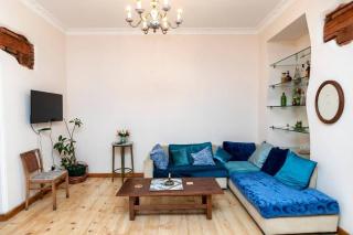 Colorful apt w a furnished terrace 2 min from Rustaveli avenue - Tbilisi - 1