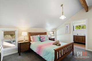 Sandy Bay Getaway w Spa 4 Bdr - Rhyll - 8
