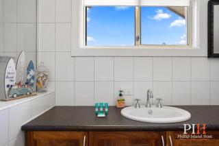 Sandy Bay Getaway w Spa 4 Bdr - Rhyll - 2