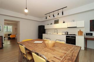 Mtatsminda Cozy Apt: Central & Comfy - By Wehost - 0