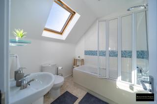 Reams Way 5Bedroom House Sleeps 13 in Kent with Wifi & Free Parking By Maison Christo Property Short Lets & Serviced Accommodation - 5