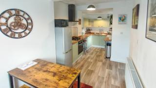 Bramble Cottage In The Wonderful Rhondda Valley by StayStaycations - Llwyn-y-pia - 8