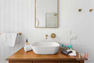 Charming 4 BR Cottage Retreat - 4