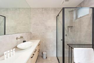 Upscale Family Retreat Just 5 Min Walk to Beach - 6