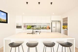 Bellevue Mini Golf Rumpus Rm + Sea Views Modern - 8