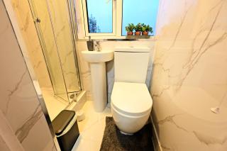 Ensuite Near Luton Station - 3