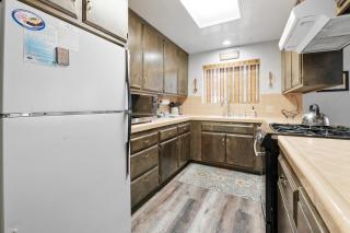 Sky Krest - Located on a quiet street in the middle of town, Games! Pool table! - 5