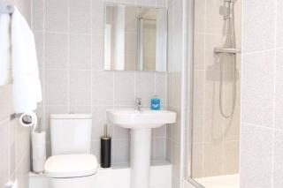 Prime Location - 4 Bedroom 3 Bathroom House - Sleeps up to 8 - Free Parking, Fast Wifi, Balcony, Smart TV and Private Garden by Yoko Property - 3