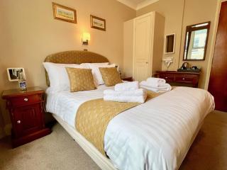 Riviera Lodge Hotel - 9